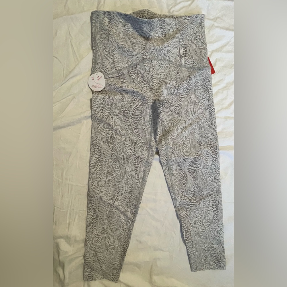 SPANXshape™ Booty Boost 7/8 Leggings Snake Print Leggings size Large